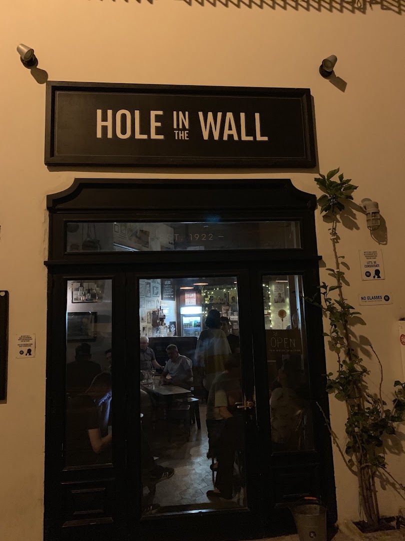 Hole in the Wall: clear, inviting exterior shot