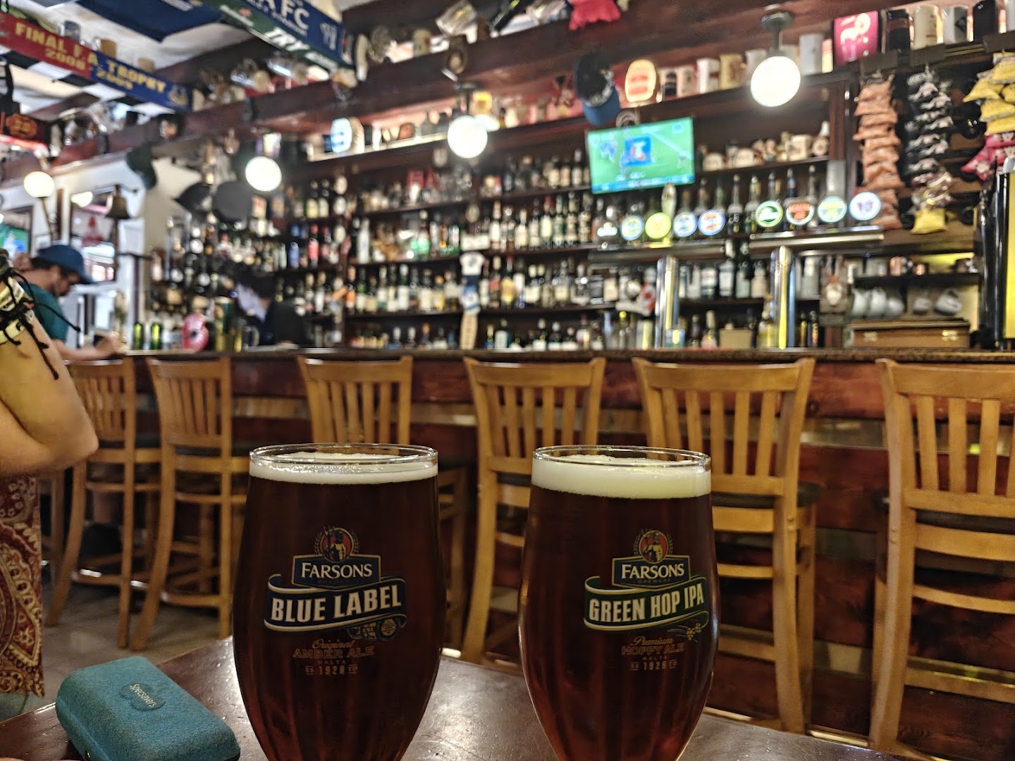 Salisbury Arms: bar atmosphere and drinks