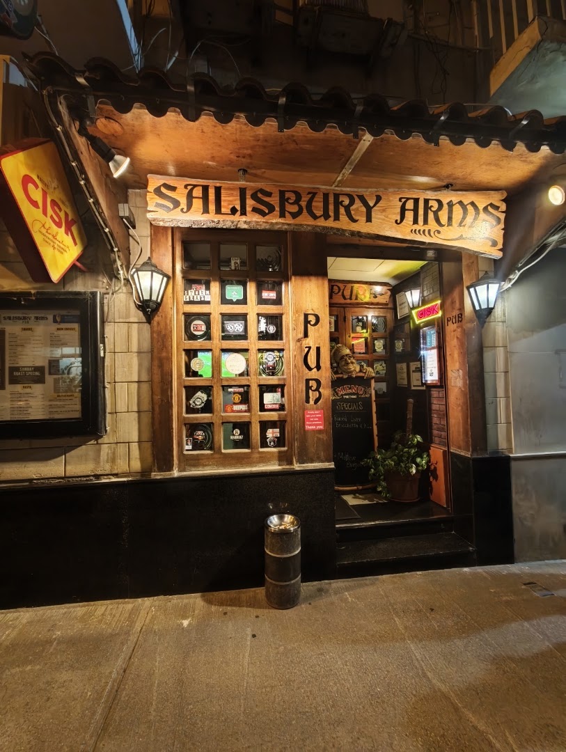 Salisbury Arms: inviting exterior shot of venue