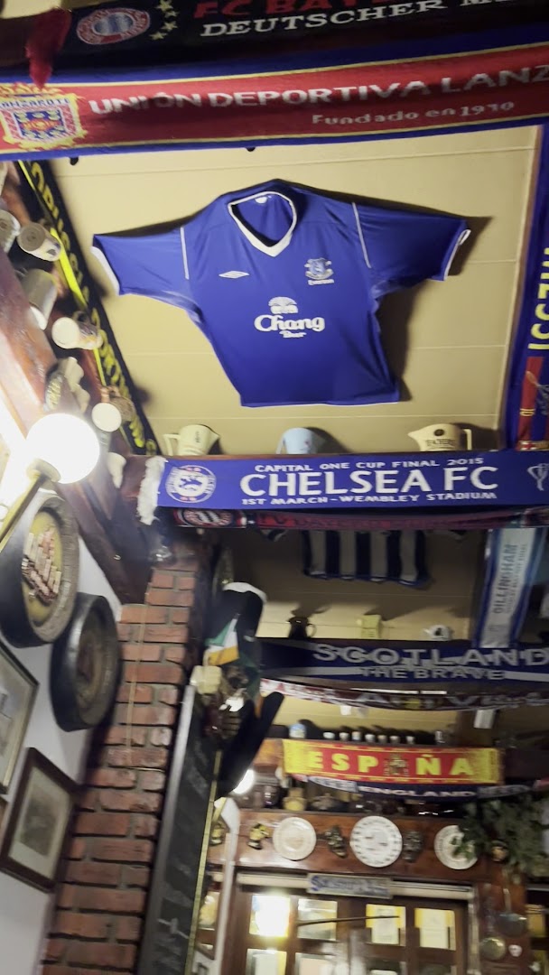 Salisbury Arms: authentic pub interior atmosphere