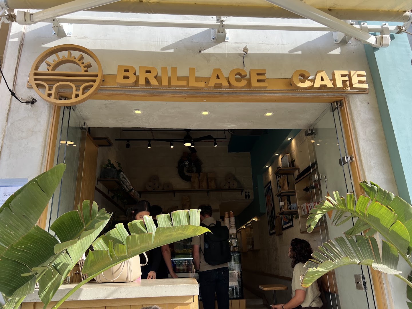 Brillace Café: clear, inviting exterior shot