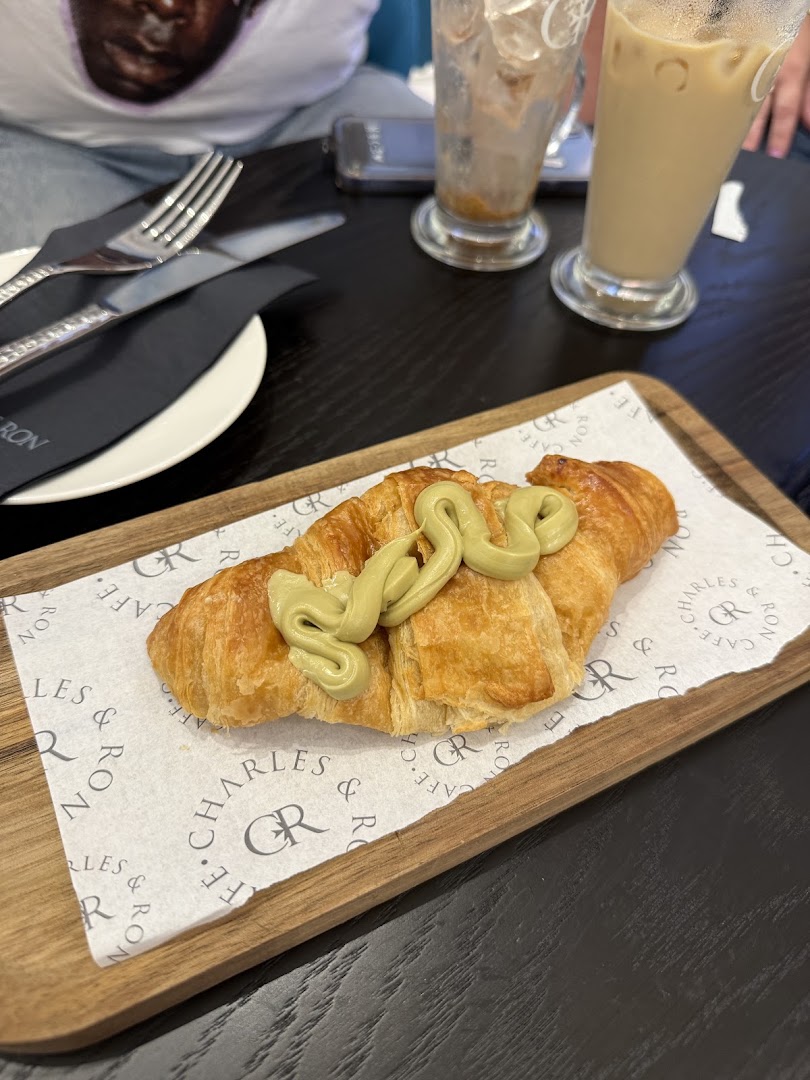 Charles & Ron Café: appetizing food photo with branding