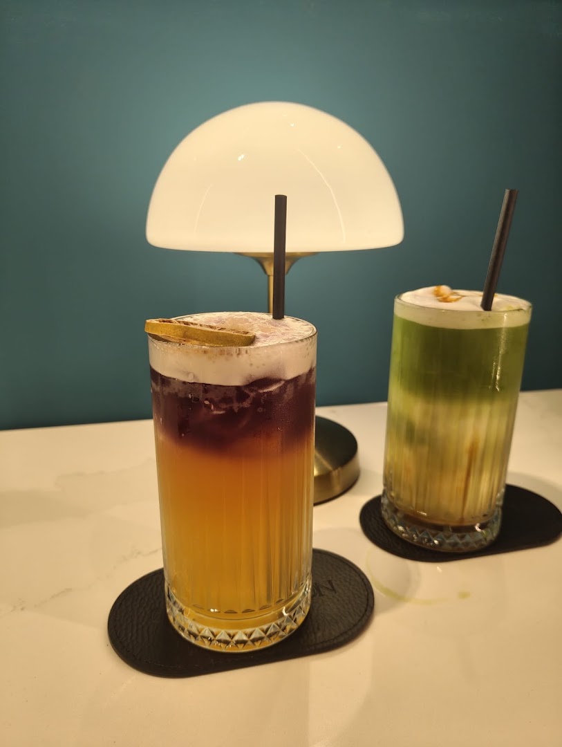 Charles & Ron Café: high quality drink presentation