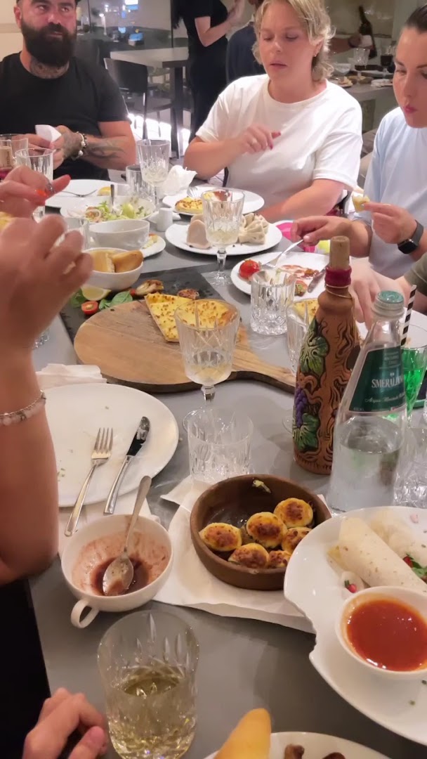 Georgia Restaurant: guests enjoying restaurant food