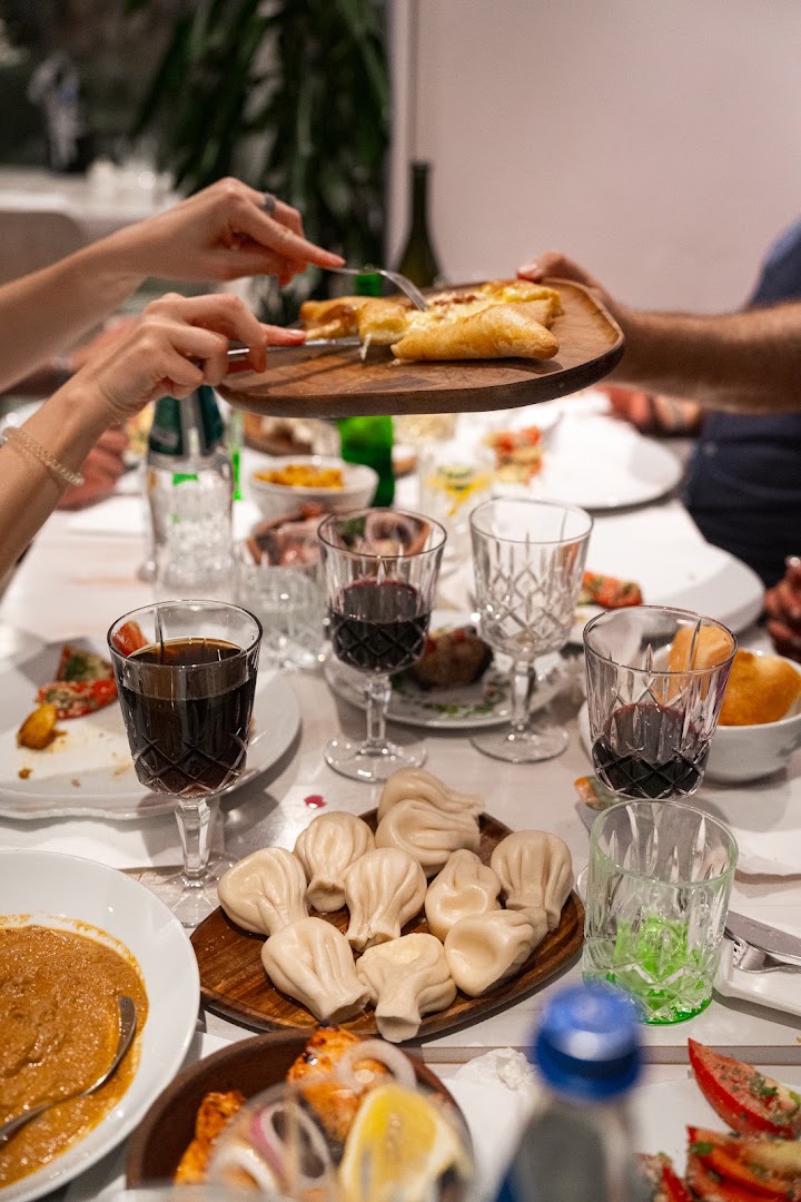 Georgia Restaurant: appetizing food and social atmosphere