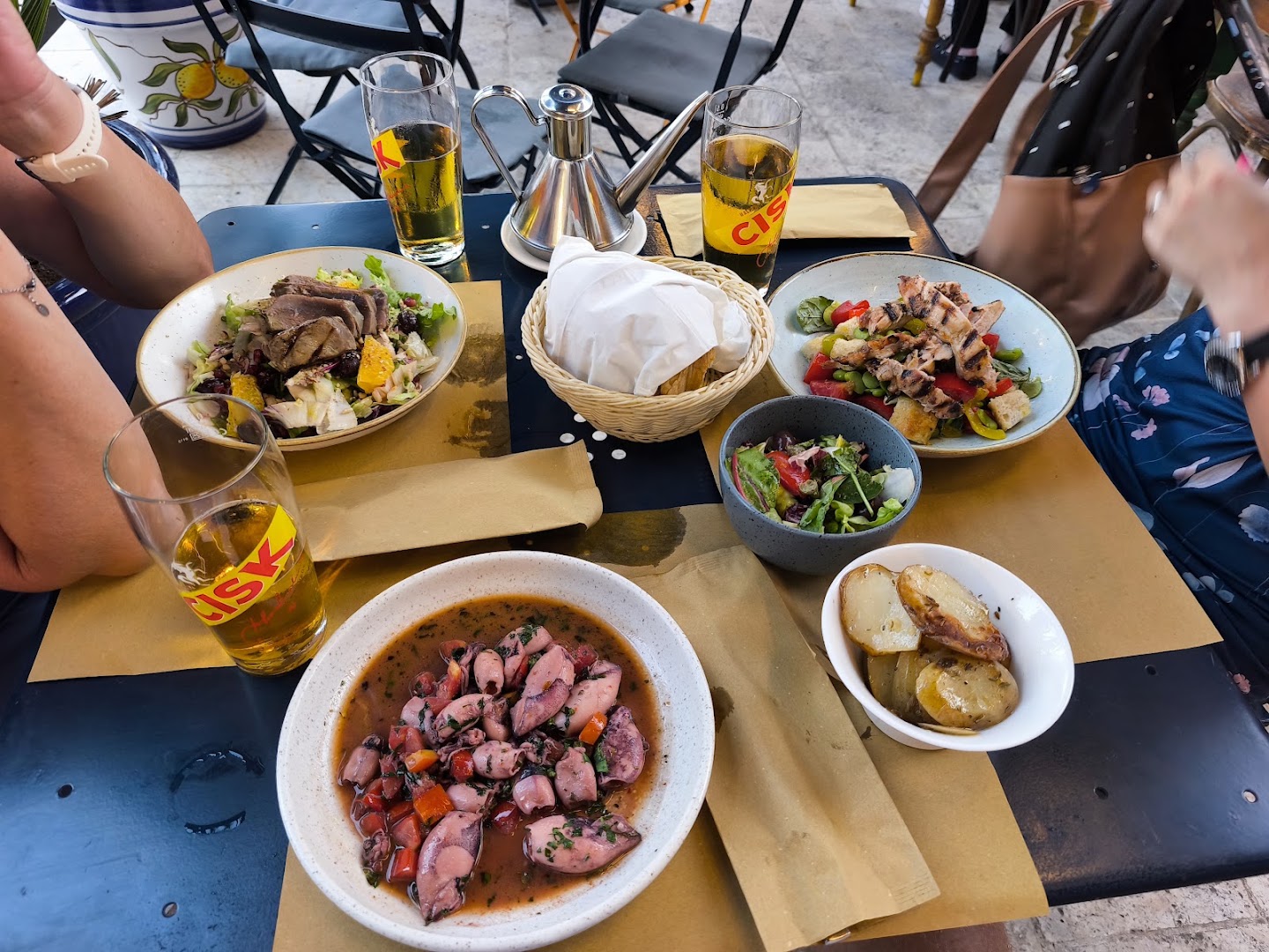 Gululu: appetizing food and drinks displayed