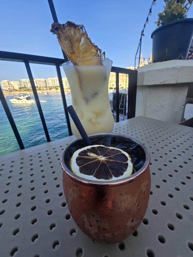 Klay: appealing drinks with scenic background