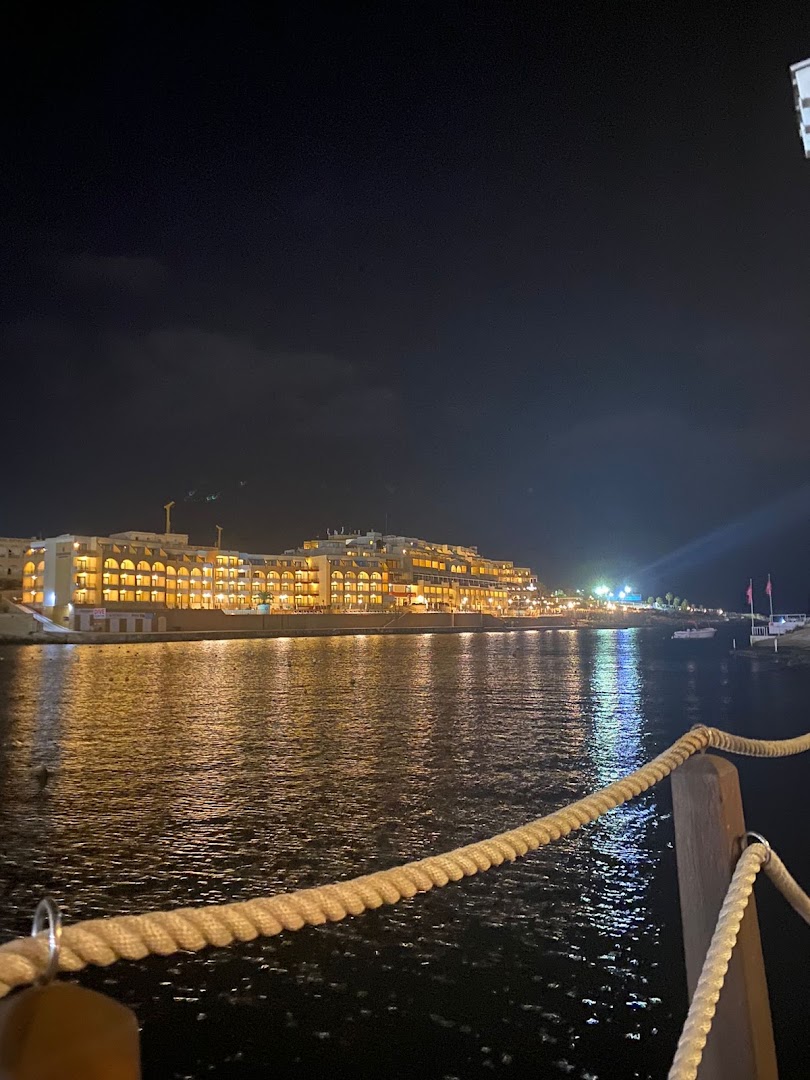 Paranga: beautiful atmospheric night view