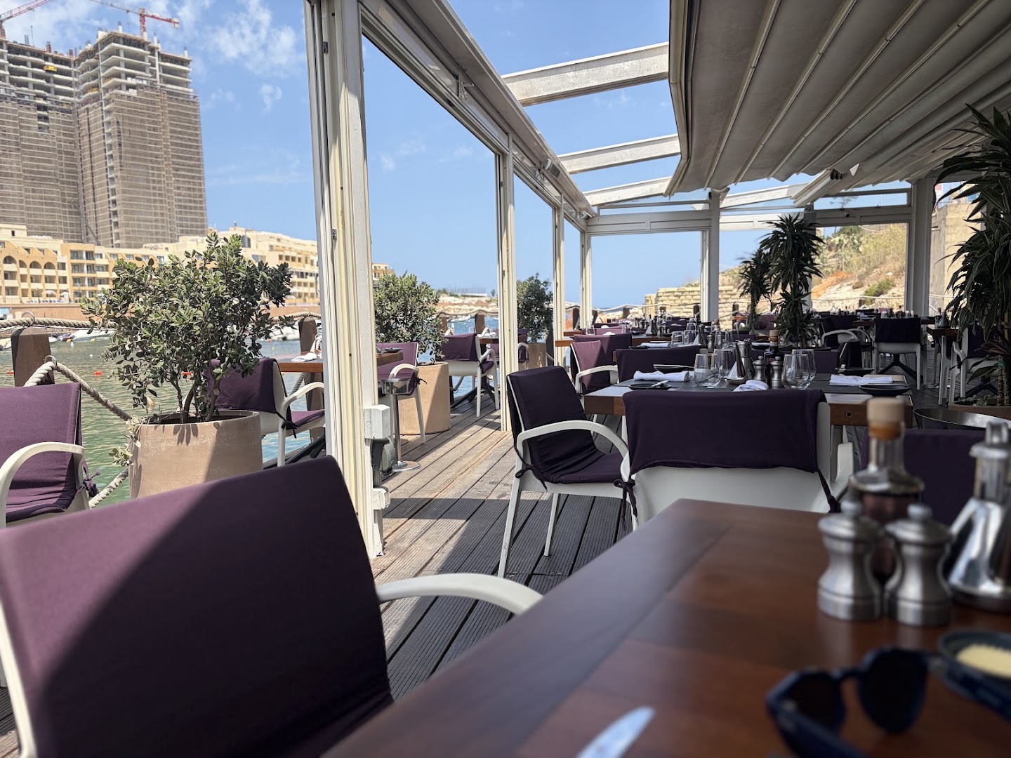 Paranga: inviting terrace with scenic view