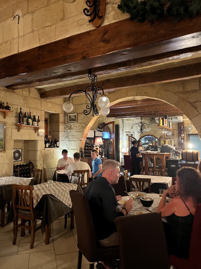 Peperoncino: inviting restaurant interior atmosphere