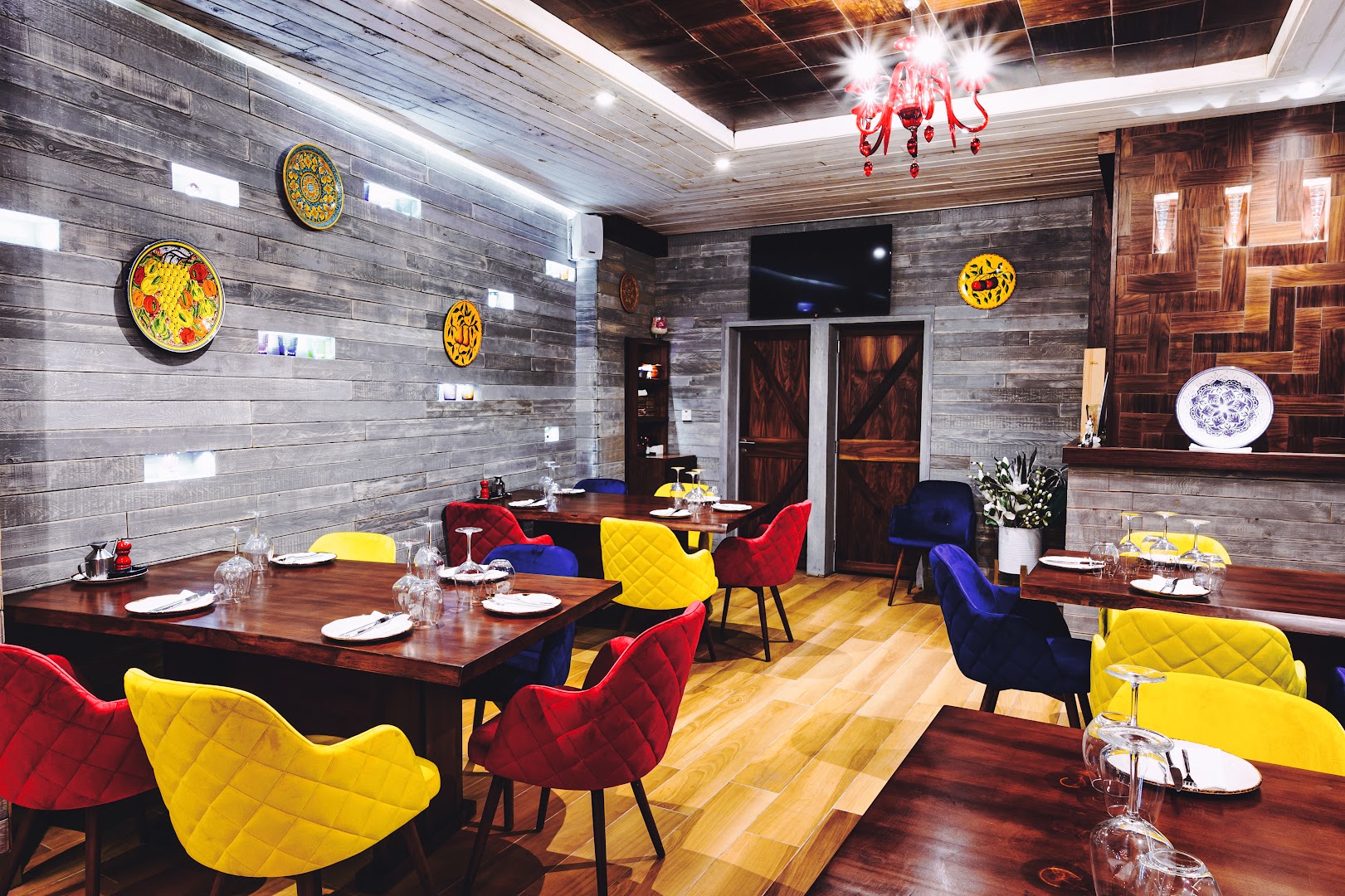 Sciacca Grill: clear, high-quality interior restaurant shot