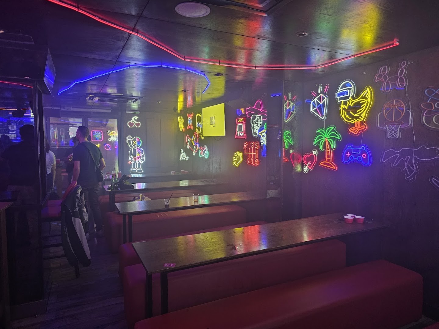 Social Fun Bar: venue atmosphere and decor