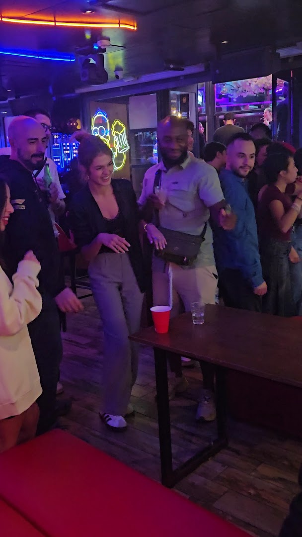 Social Fun Bar: lively bar atmosphere well