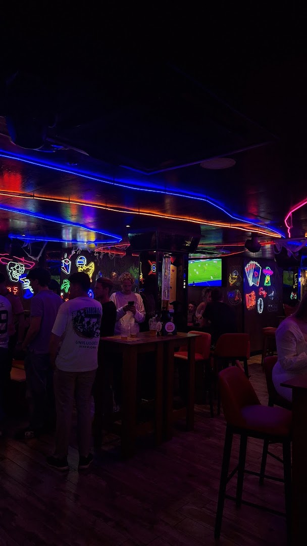 Social Fun Bar: bar's lively atmosphere