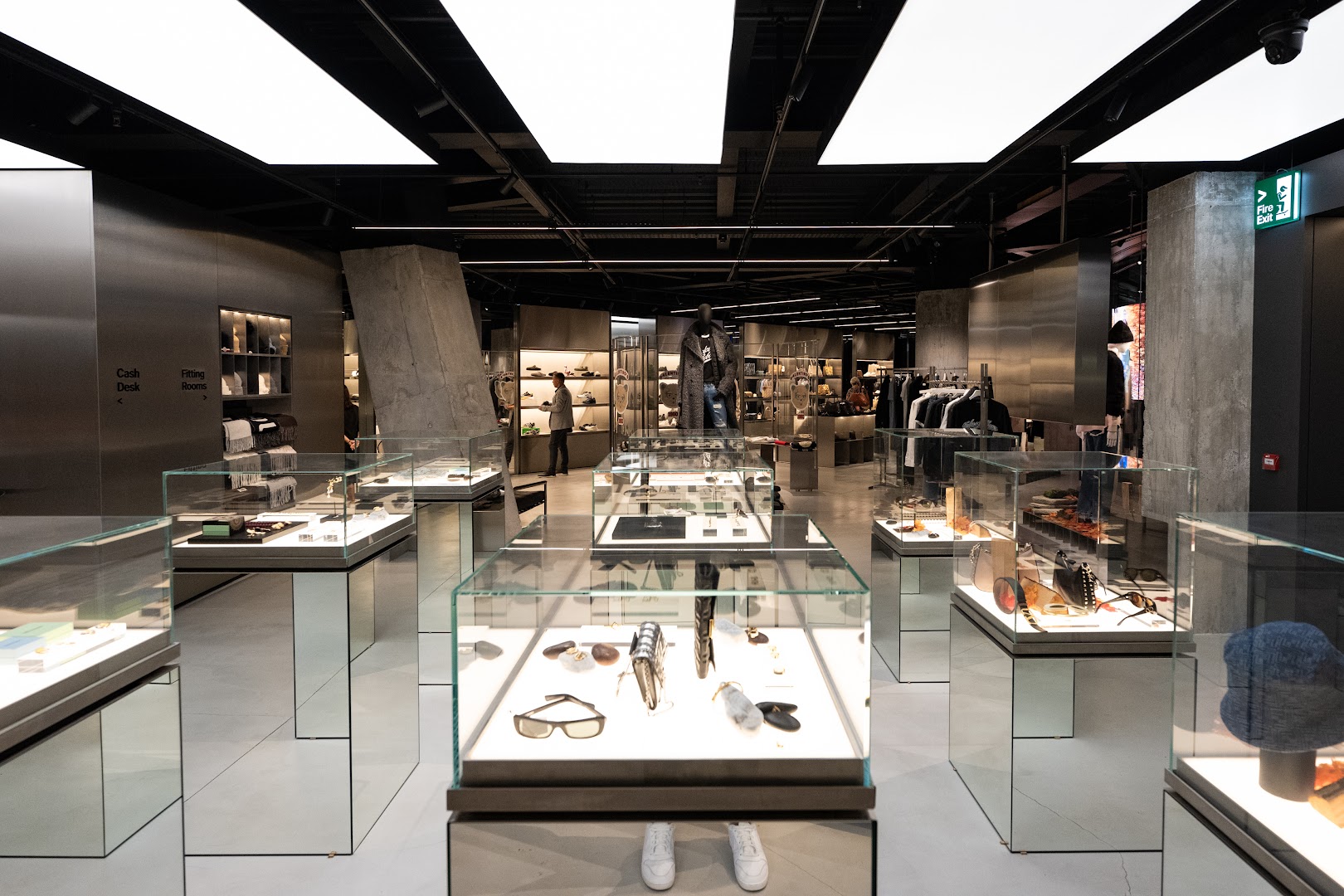 Super F#: professional interior shop display photo