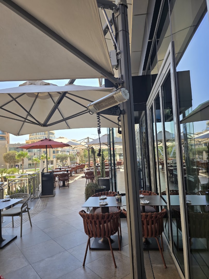 The Avenue: clear, inviting terrace dining area