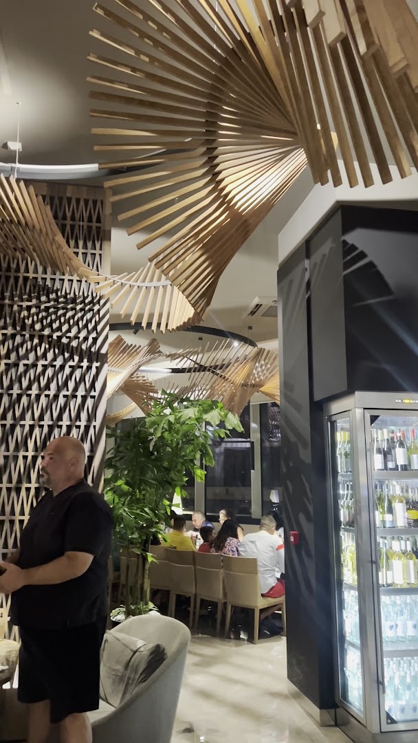 The Avenue: attractive restaurant interior design