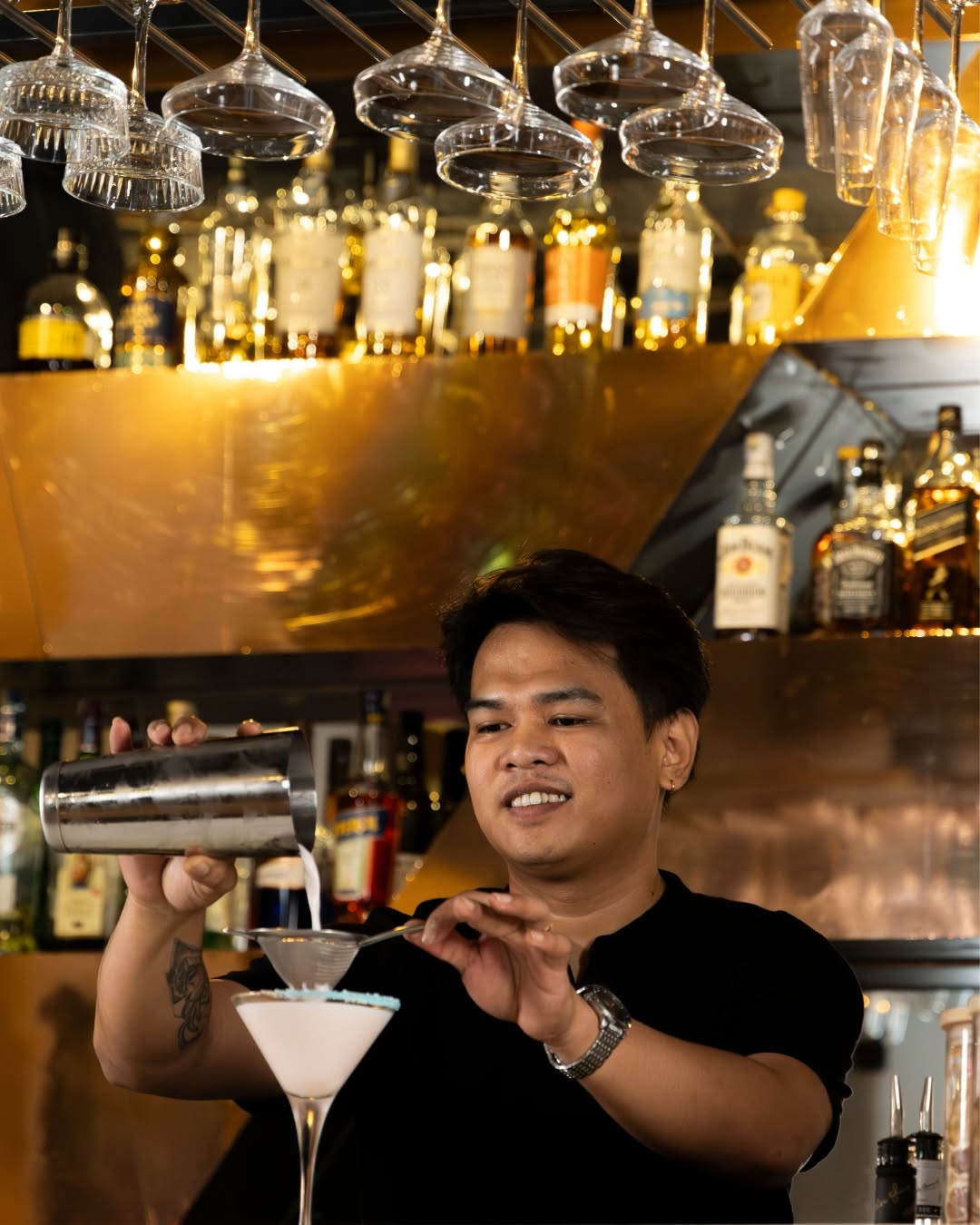 Anaalā: professional photo of bartender working