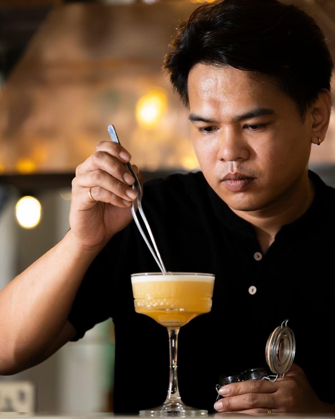Anaalā: professional shot of drink preparation
