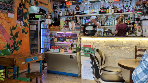 Ġugar Hangout & Bar: authentic bar atmosphere