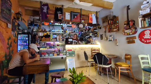 Ġugar Hangout & Bar: venue atmosphere and interior