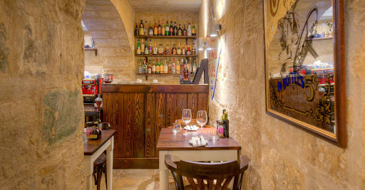 Guze Bistro: inviting and professional restaurant interior