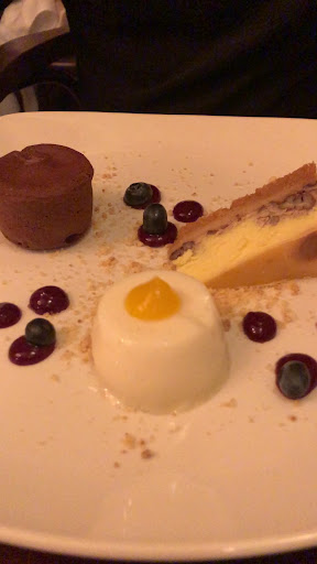 Guze Bistro: appetizing presentation of dessert platter