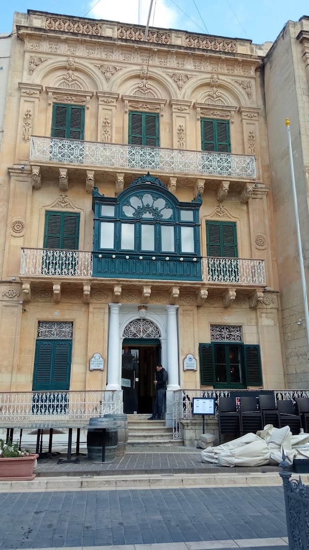 Café du Brazil: clear exterior shot of venue