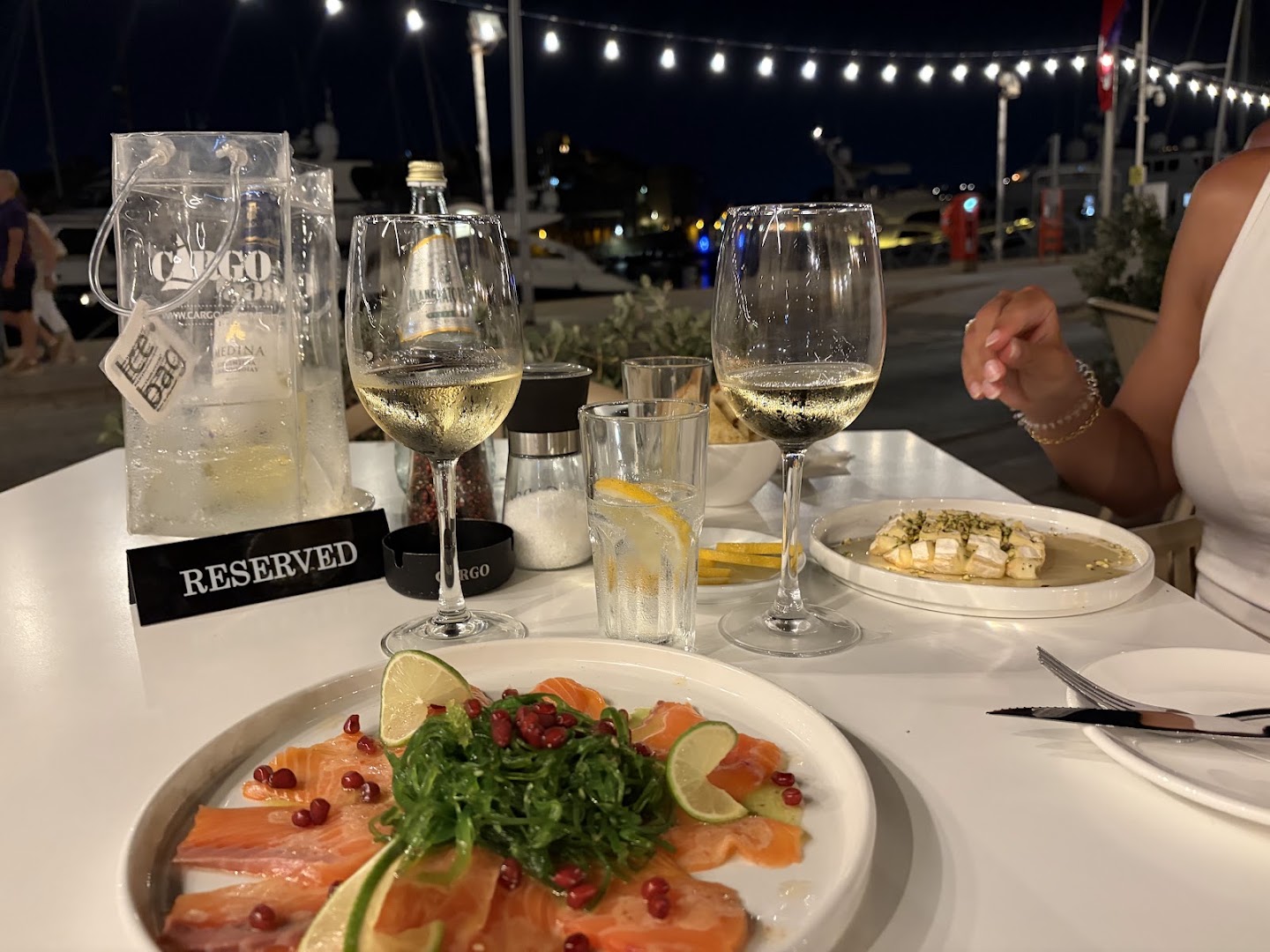 Cargo Bar & Dine: appealing dining atmosphere and food