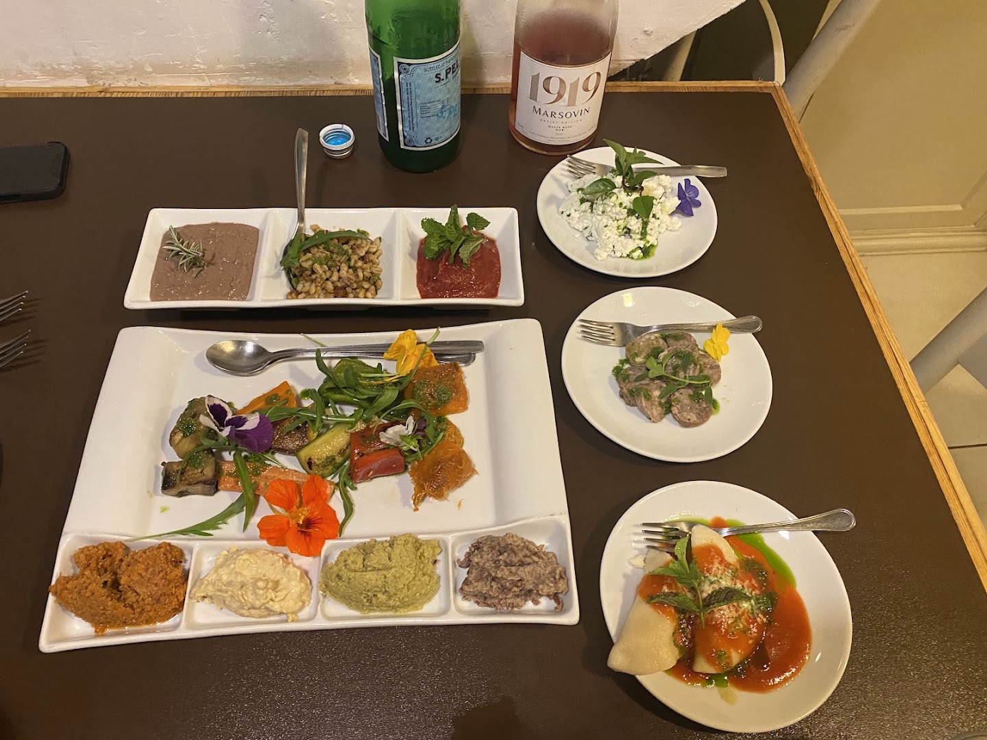 Tal-Petut: appetizing food presentation and quality