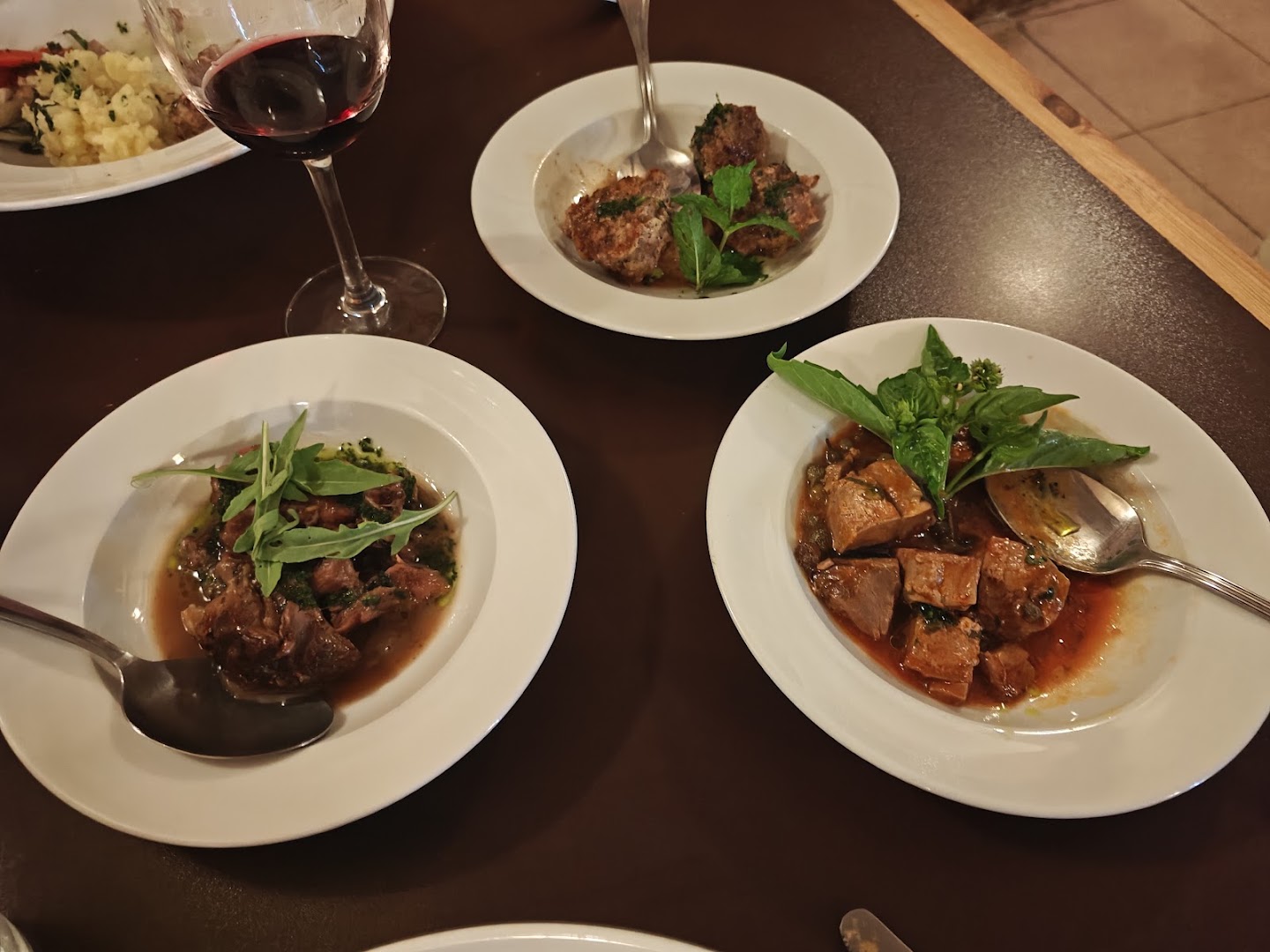 Tal-Petut: appetizing food presentation and quality