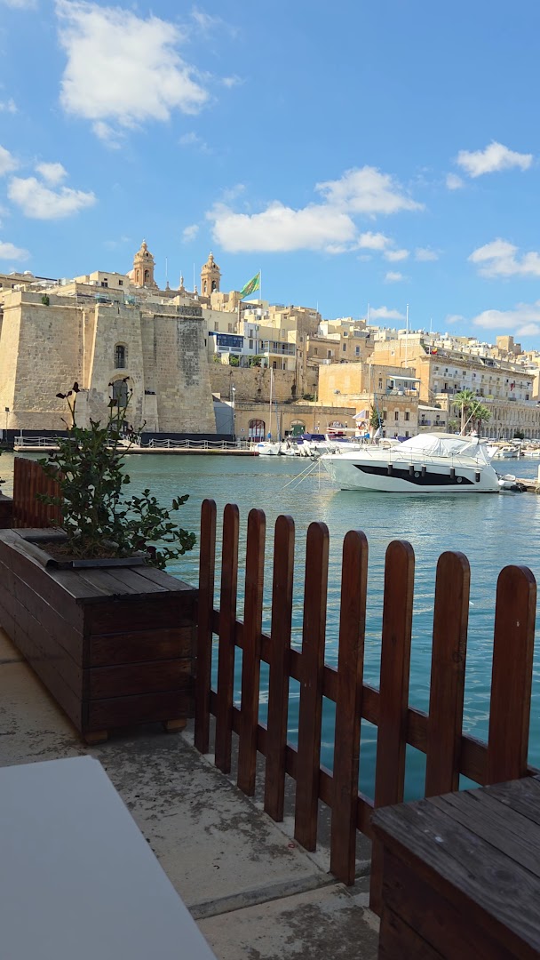 The Wild West Bar and Grill: beautiful terrace view of harbor
