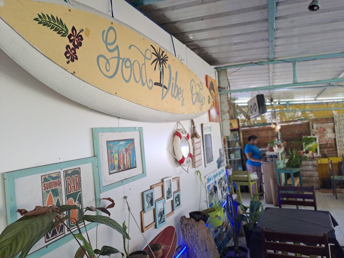 Sun And Sand Chez Charlene: restaurant interior and atmosphere