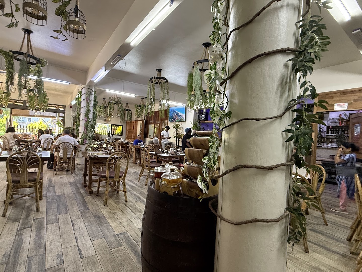 Chez Ruben Restaurant: clear, inviting restaurant interior shot
