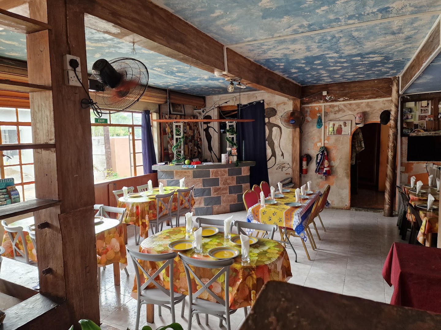 Le Palais de Barbizon: clear view of restaurant interior