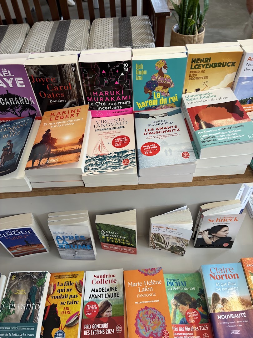 Librairie Le Trèfle: clear display of book collection