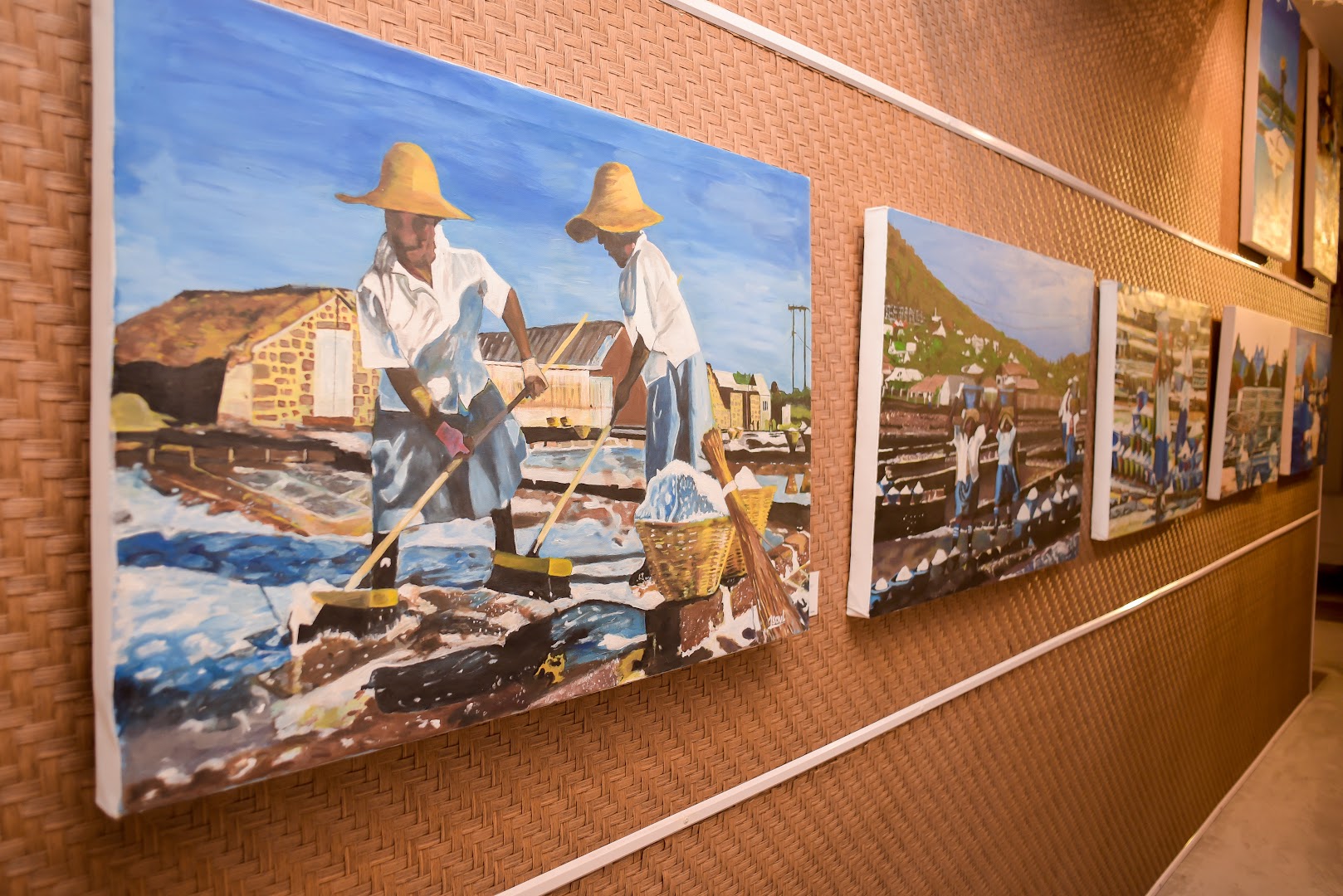 Nu Bazar: clear display of gallery artwork