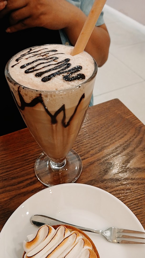 The Fudge Pastry: appetizing photo of drink and dessert