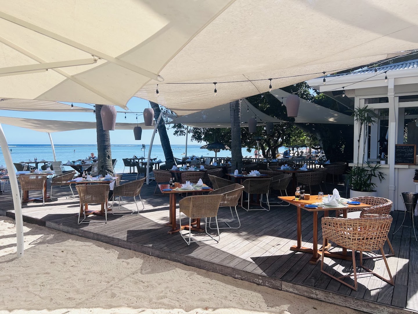 Maré Maré Beach Restaurant: inviting beach restaurant terrace view