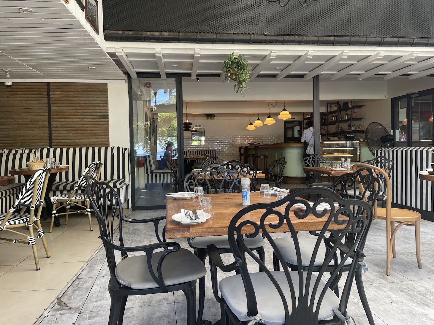 Old Town Italy: clear view of restaurant interior