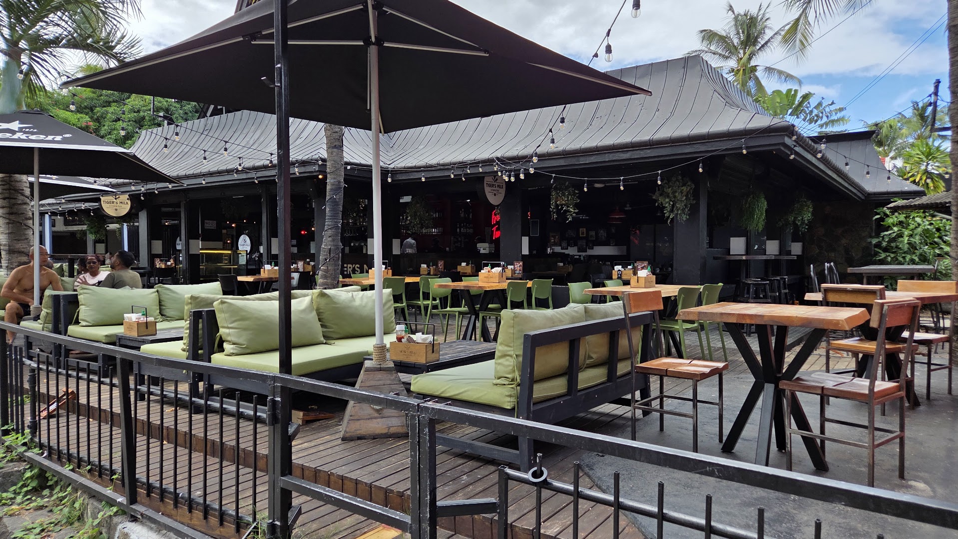 Tiger's Milk Flic en Flac: clear shot of restaurant terrace