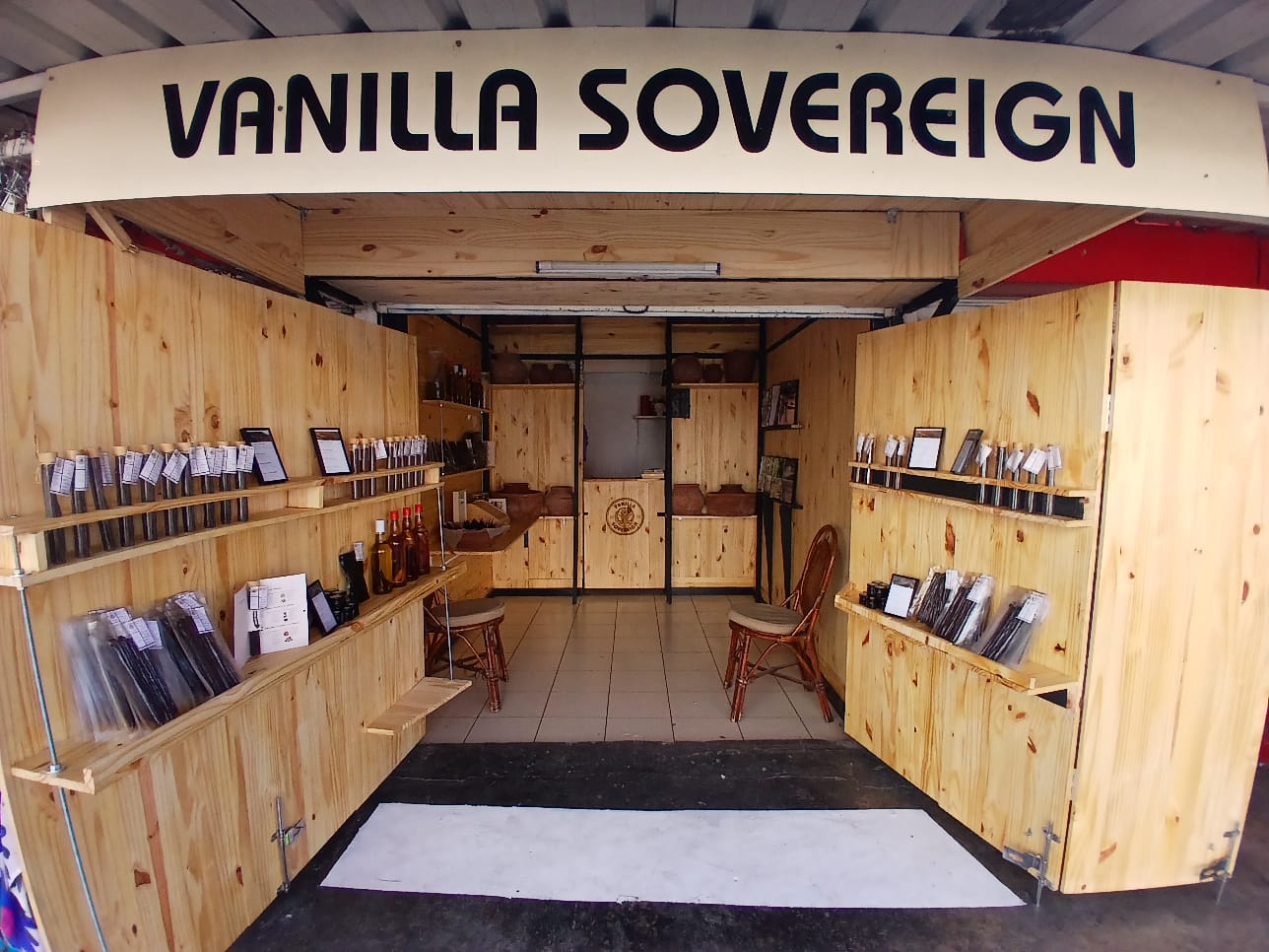 Vanilla Sovereign: clear storefront and product display