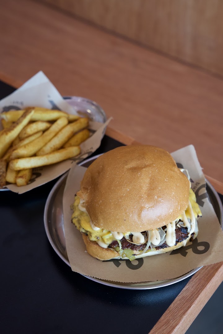 And Burgers: appetizing, high-quality food photography
