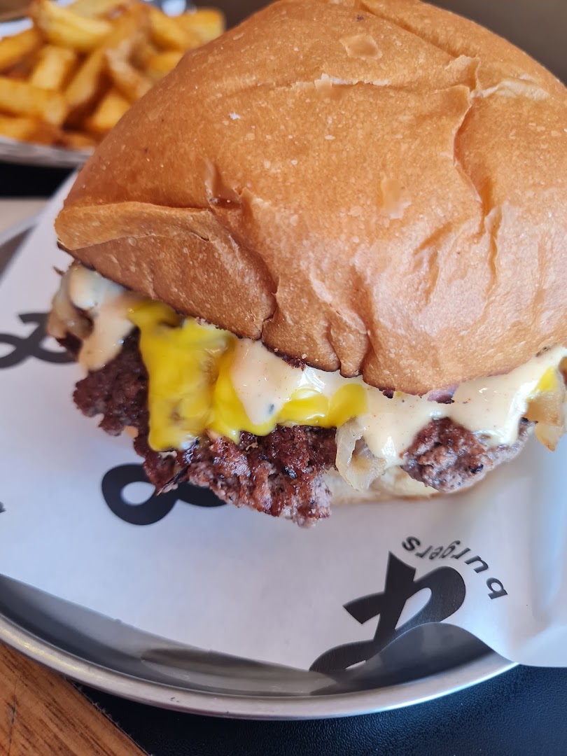 And Burgers: appetizing, high-quality food photography