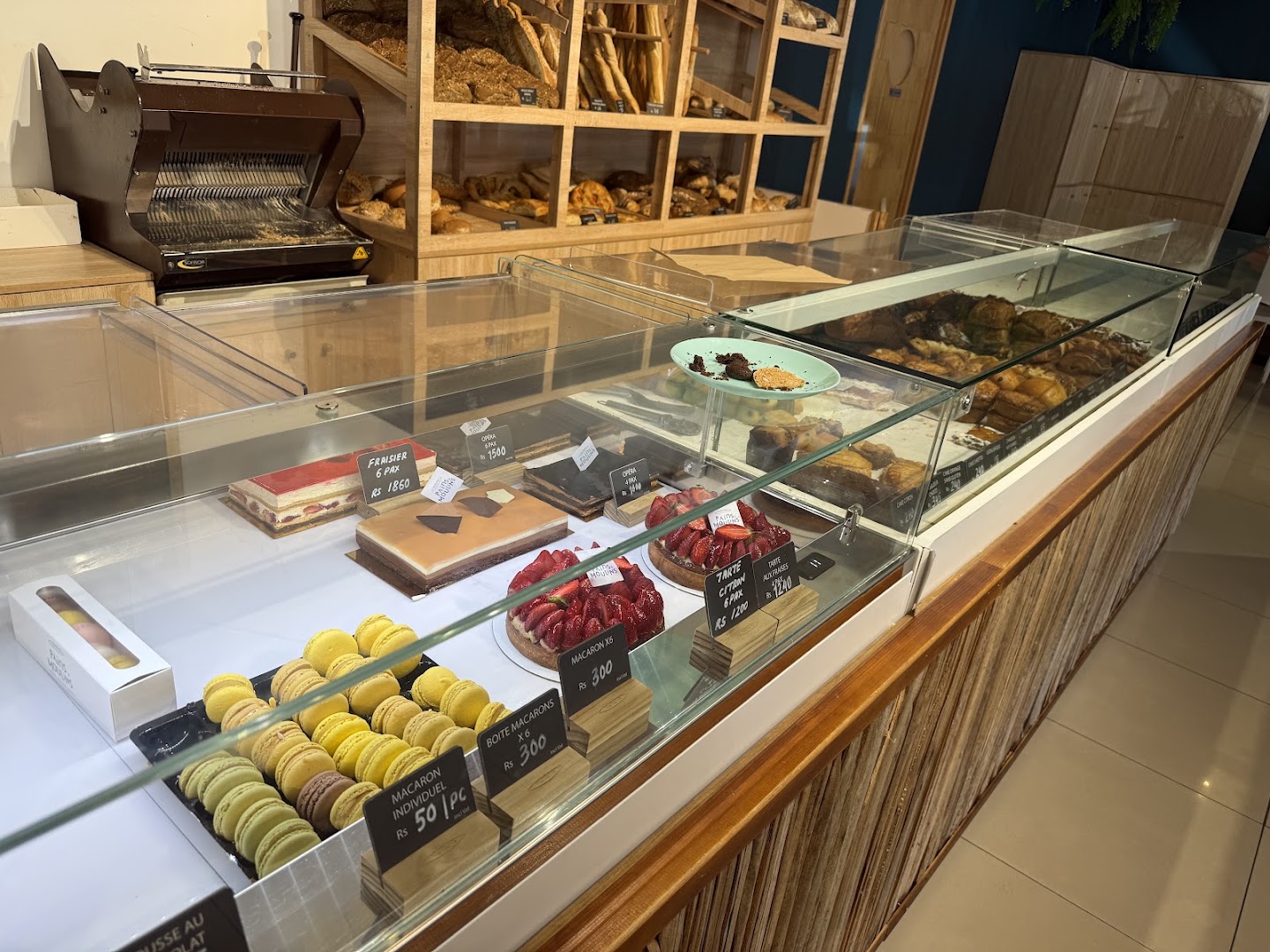 Pains et Moulins: clear display of bakery products