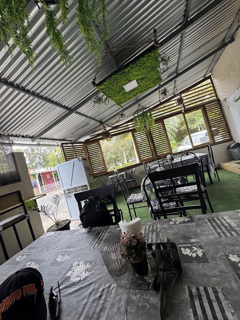 Molakaz Bistrot: clear view of restaurant interior