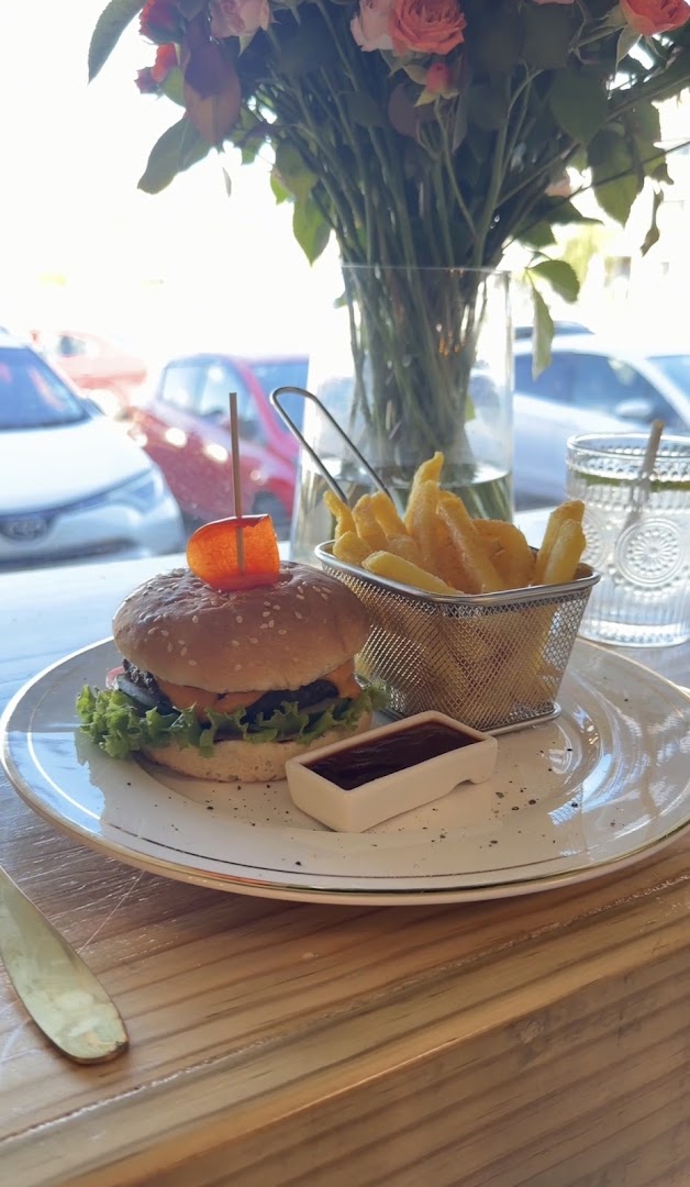 Café des Fleurs: appetizing food photo with atmosphere