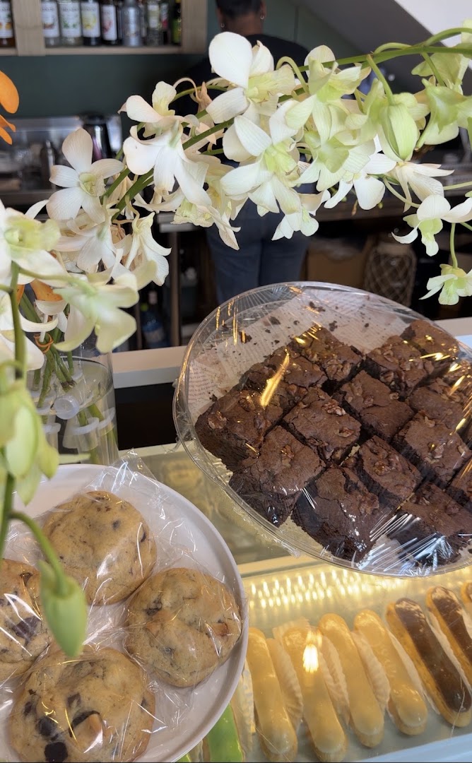 Café des Fleurs: appetizing display of cafe food