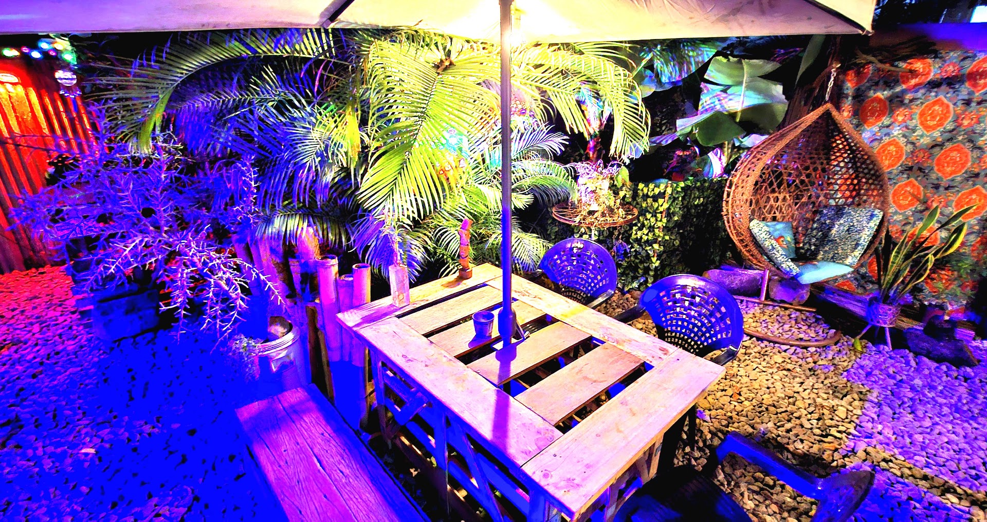 Konekté Botanical Cafe & Pub: inviting and atmospheric outdoor seating