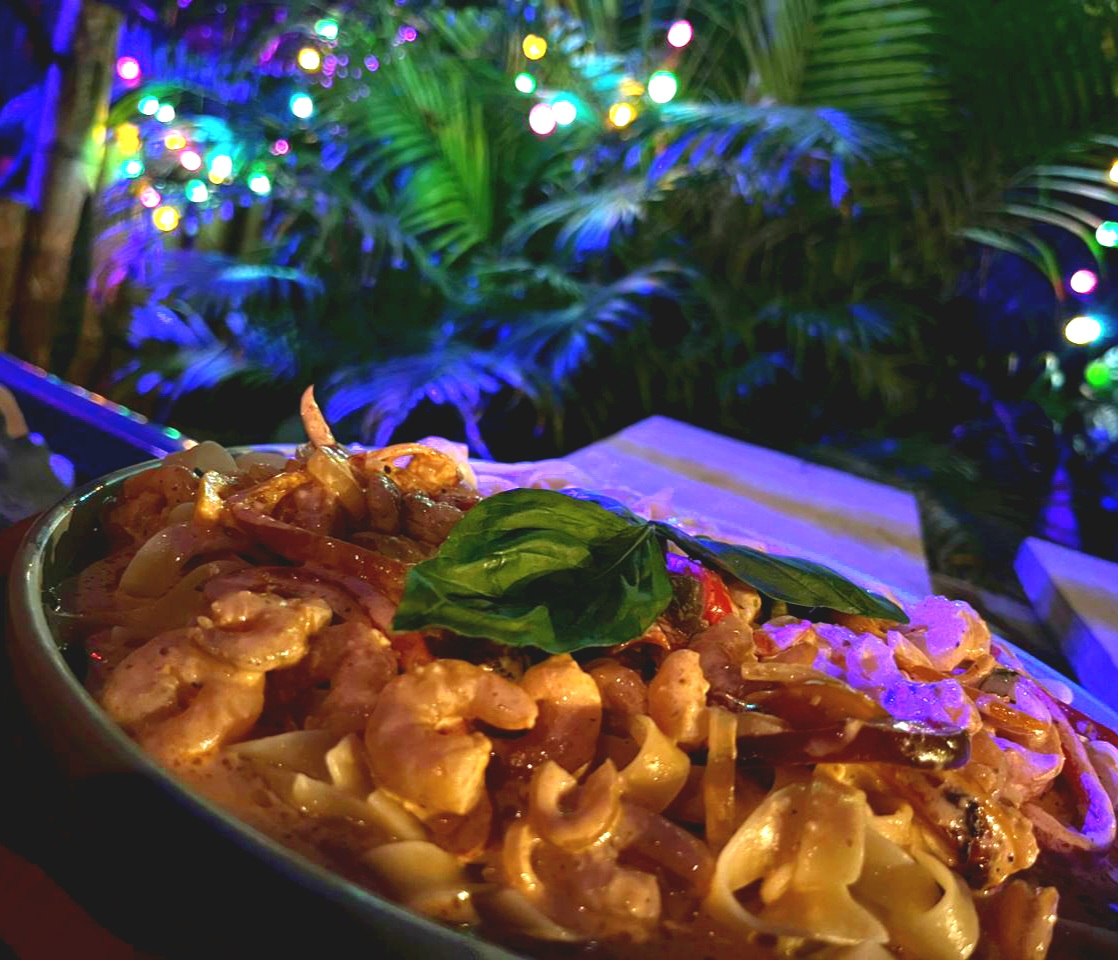 Konekté Botanical Cafe & Pub: appetizing food photo with atmosphere